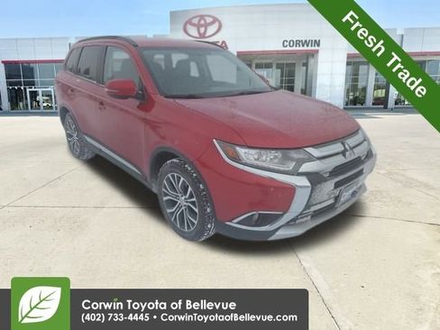 Used 2016 Mitsubishi Outlander SE image 1