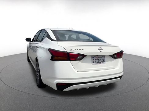 Used 2025 Nissan Altima 2.5 SV FWD image 11