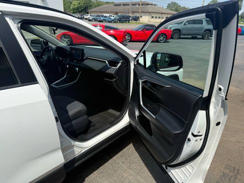 Used 2021 Toyota RAV4 LE AWD/4WD image 22