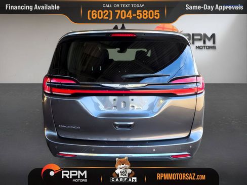 Used 2023 Chrysler Pacifica Touring-L FWD image 5