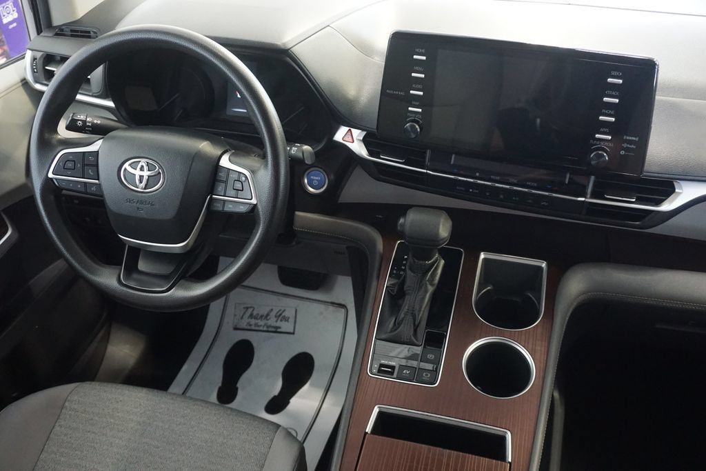 Certified 2021 Toyota Sienna LE FWD image 28
