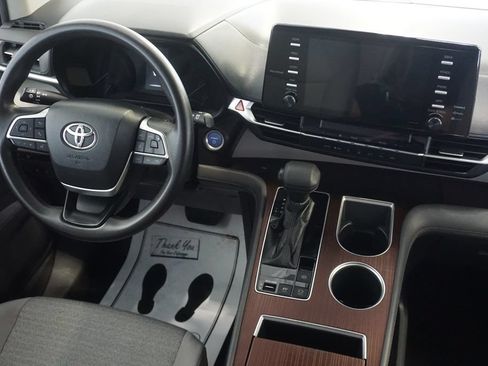 Certified 2021 Toyota Sienna LE FWD image 28