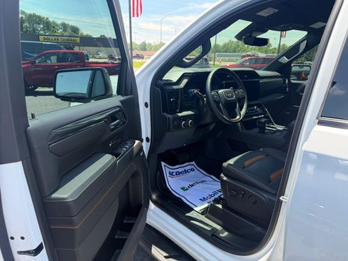 Used 2024 GMC Sierra 1500 AT4 w/ Technology Package AWD/4WD image 7