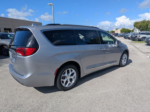 Used 2017 Chrysler Pacifica Touring-L w/ Tire & Wheel Group FWD image 4