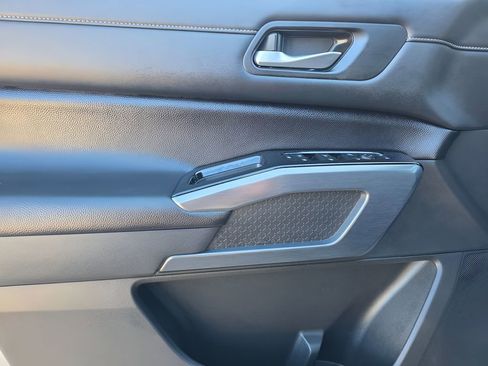 Used 2025 Nissan Pathfinder SL image 16