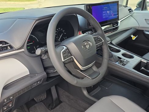 New 2026 Toyota Sienna XLE FWD image 12