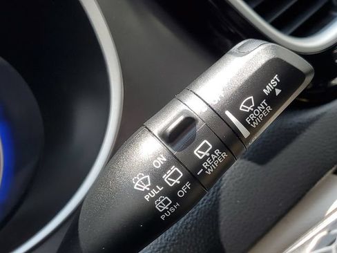 Used 2023 Chrysler Pacifica Touring-L FWD image 15