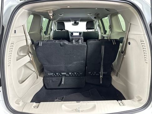 Used 2022 Chrysler Pacifica Touring-L image 26