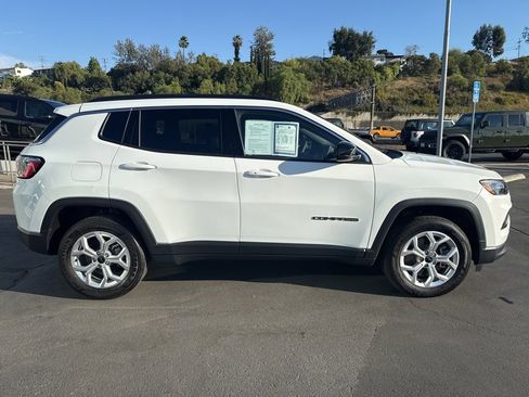 Certified 2025 Jeep Compass Latitude image 9