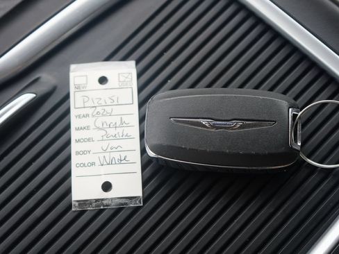 Used 2024 Chrysler Pacifica Touring-L FWD image 31