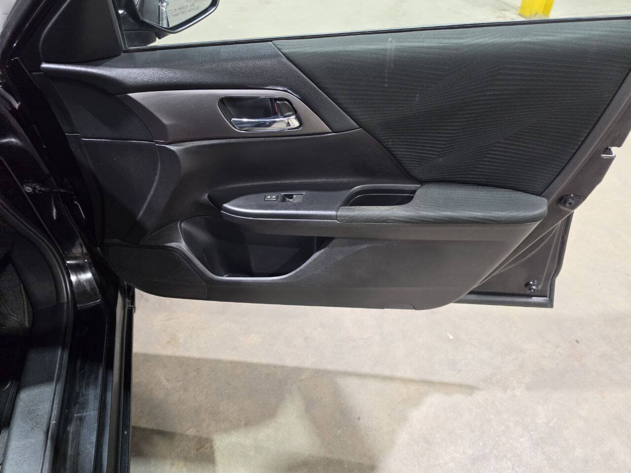 Used 2015 Honda Accord LX image 31