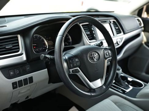Used 2017 Toyota Highlander Plus w/ Carpet Mat Package AWD/4WD image 20