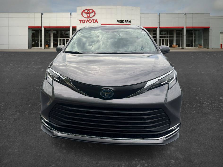 Certified 2022 Toyota Sienna XLE FWD image 2