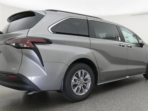 New 2026 Toyota Sienna XLE image 25