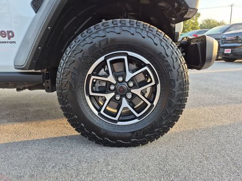 Used 2024 Jeep Gladiator Rubicon w/ Technology Group AWD/4WD image 18