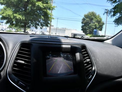 Used 2019 Jeep Cherokee Latitude w/ Cold Weather Group AWD/4WD image 13