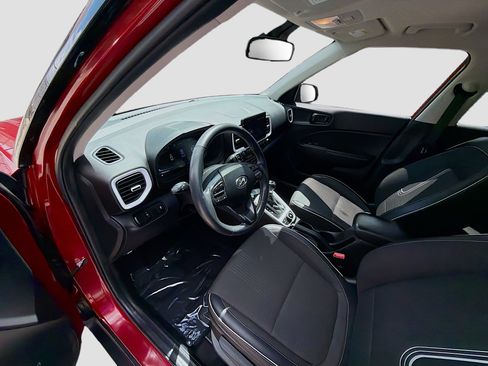 Used 2024 Hyundai Venue Limited FWD image 7