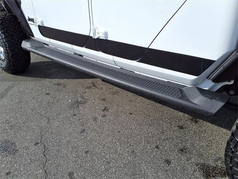 Used 2023 Jeep Gladiator Overland image 9