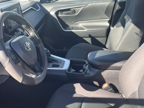 Used 2021 Toyota RAV4 LE AWD/4WD image 5