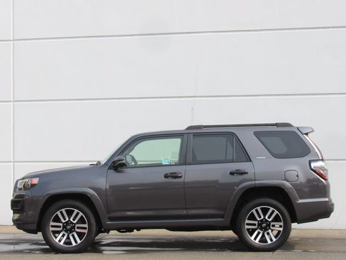 Used 2022 Toyota 4Runner Limited AWD/4WD image 4