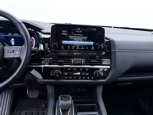 Used 2024 Nissan Pathfinder Platinum AWD/4WD image 11