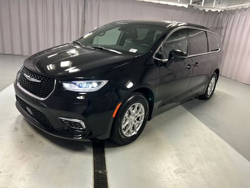 New 2026 Chrysler Pacifica Select image 3