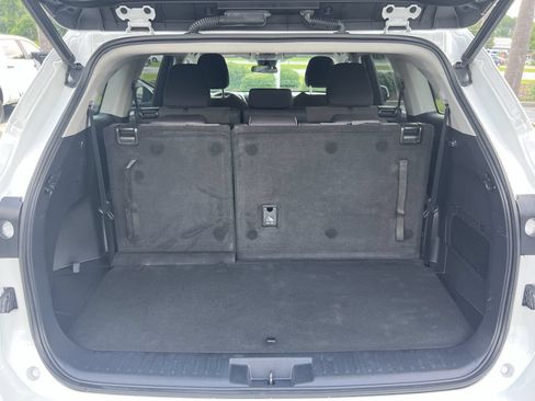 Used 2023 Toyota Highlander LE FWD image 33