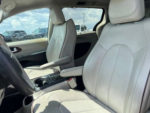 Used 2017 Chrysler Pacifica Limited w/ Advanced Safetytec Group FWD image 12