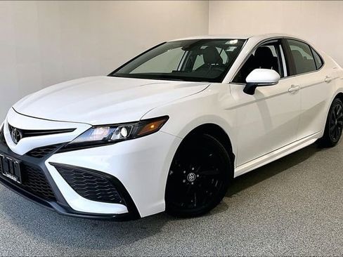 Used 2024 Toyota Camry SE image 3