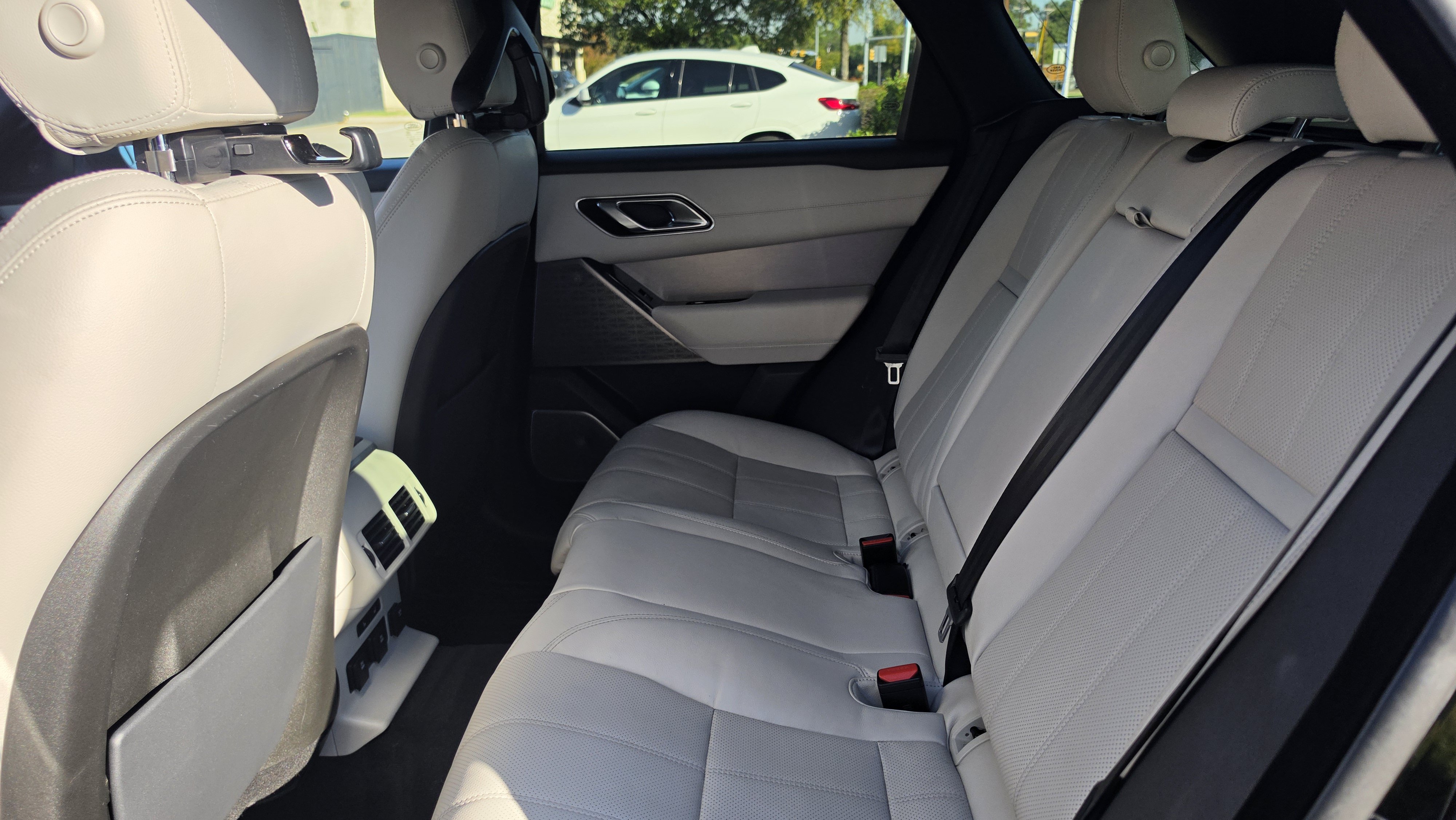 Used 2018 Land Rover Range Rover Velar R-Dynamic SE AWD/4WD image 21