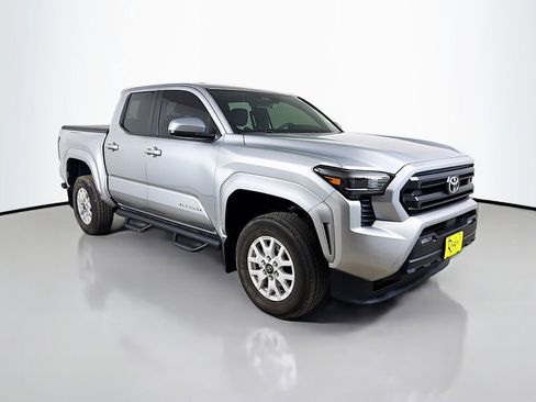 Used 2025 Toyota Tacoma SR5 AWD/4WD image 4