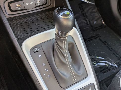 Certified 2025 Hyundai Venue Limited FWD image 19