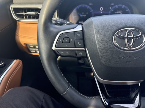 Used 2023 Toyota Highlander Platinum FWD image 19