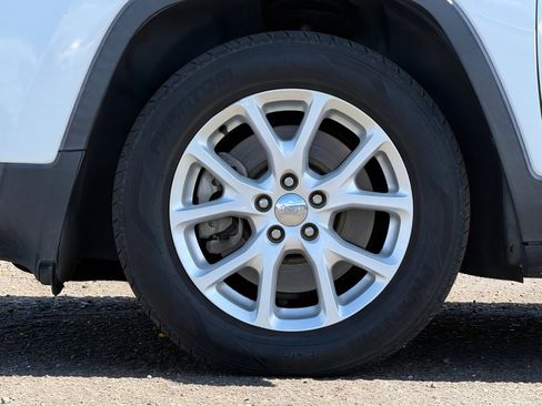 Used 2017 Jeep Cherokee Latitude image 9