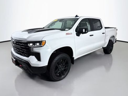 Used 2025 Chevrolet Silverado 1500 LT Trail Boss w/ Convenience Package II AWD/4WD image 3