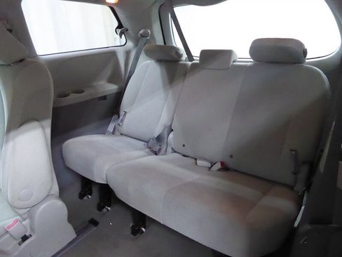 Used 2013 Toyota Sienna L image 23