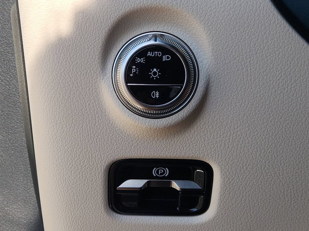 Used 2025 Mercedes-Benz C 300 Sedan image 20