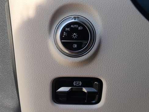 Used 2025 Mercedes-Benz C 300 Sedan image 20