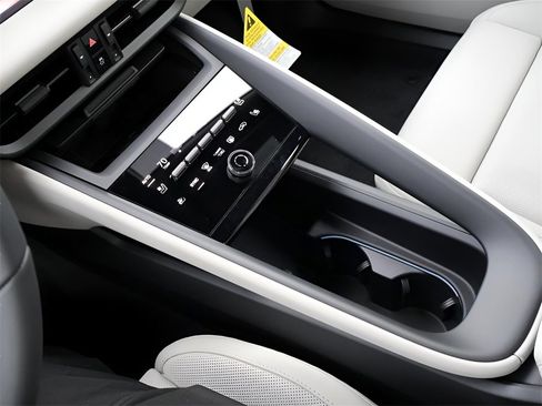 New 2026 Porsche Macan 4 Electric image 26