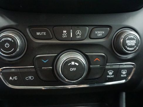 Certified 2019 Jeep Cherokee Latitude w/ Popular Appearance Group image 32