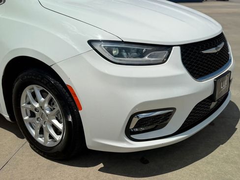 Used 2023 Chrysler Pacifica Touring-L FWD image 5