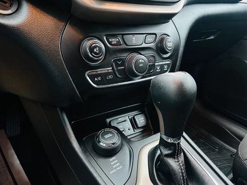 Used 2016 Jeep Cherokee Latitude w/ Cold Weather Group image 19