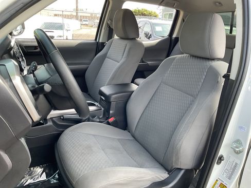 Used 2022 Toyota Tacoma SR5 AWD/4WD image 18
