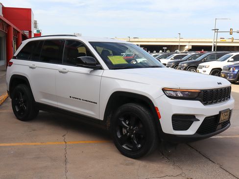 Used 2023 Jeep Grand Cherokee Altitude image 4