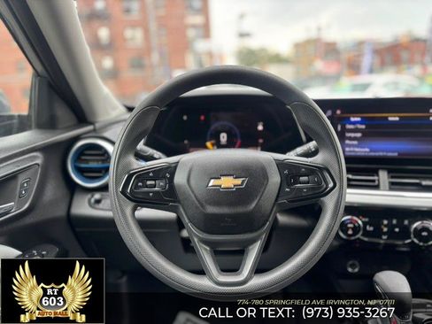 Used 2025 Chevrolet Trax LT FWD image 17