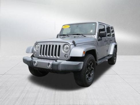 Used 2017 Jeep Wrangler Unlimited Sahara w/ Dual Top Group AWD/4WD image 7
