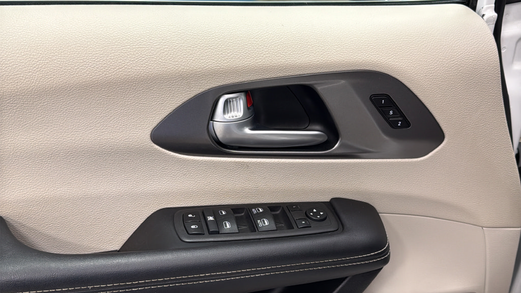 Used 2024 Chrysler Pacifica Touring-L FWD image 21