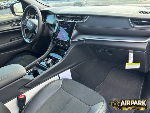 New 2025 Jeep Grand Cherokee L Altitude image 11