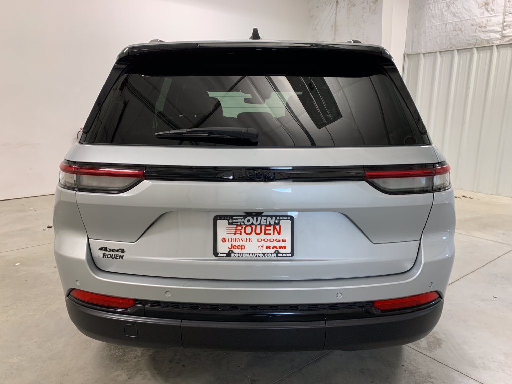 Used 2025 Jeep Grand Cherokee Altitude AWD/4WD image 23