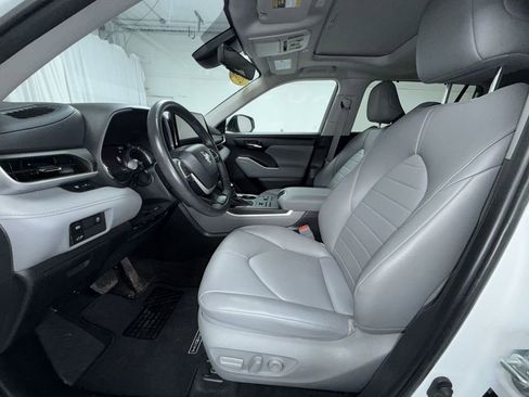 Certified 2024 Toyota Highlander XLE AWD/4WD image 5